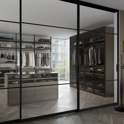Moderne og luksus walk in garderobe med glasvæg